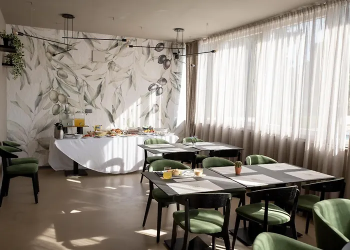 Bellevue Hill Apartment